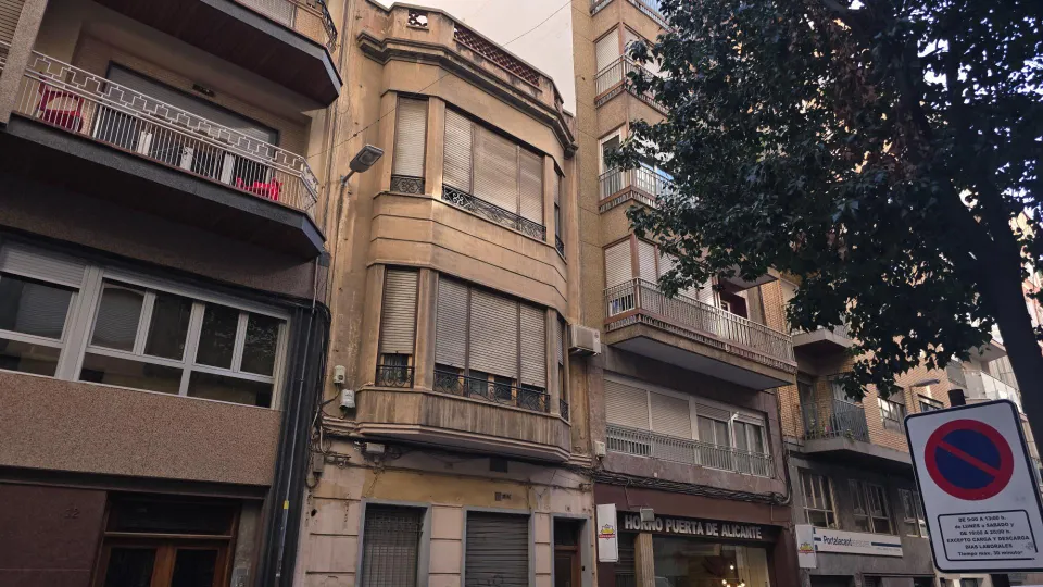 EDIFICIO DE TRES PLANTAS  mas  TERRAZA