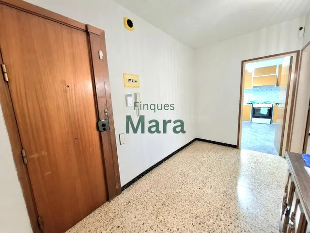 ¡¡un piso con muchísimo potencial y gran luminosidad en el barrio de marianao!! — 4