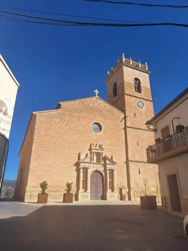 Terreno agrícola con olivos, almendros y vistas al Castillo de Castalla — 17.000 € — 19