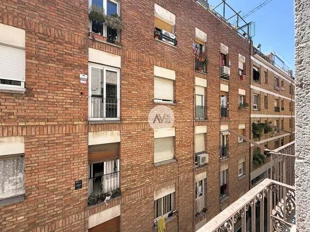 El Raval, reformado, con luz y balcones. Una oportunidad real — 16
