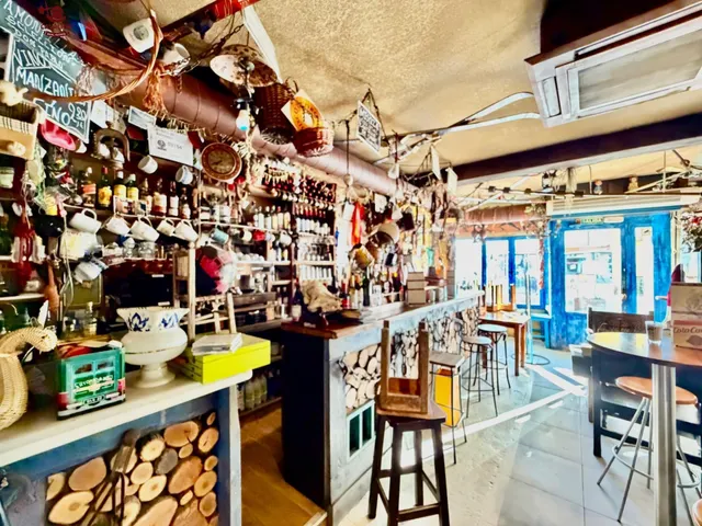 Bar Restaurante con 128m2 distribuidos en planta comercial de 98m2 más almacén de 30m2, ofreciendo una distribución cómoda, funcional y muy eficiente para el desarrollo de la actividad h — 2
