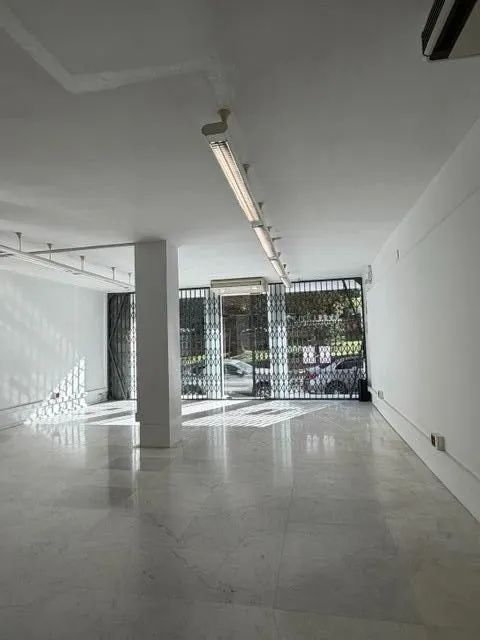 Amplio local comercial en alquiler con excelente visibilidad — 17