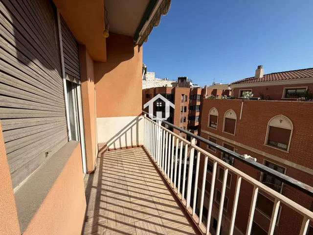 Piso en venta en pleno centro de Alicante, 88m2, 3 habitaciones dobles, 2 baños, quinta planta con ascensor — 40
