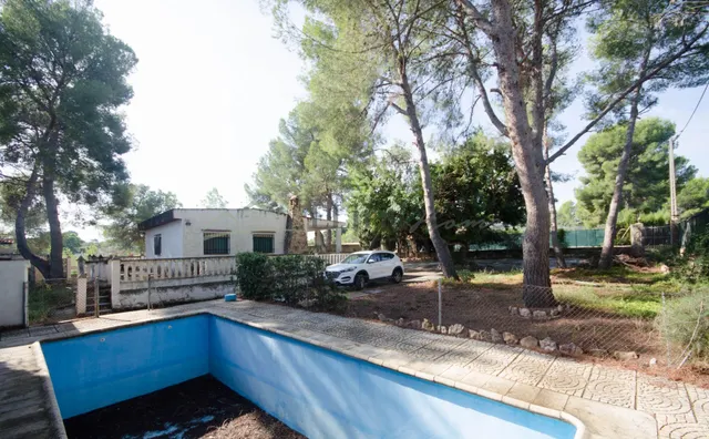 Ref. 04405.- EXCLUSIVA.- Chalet independiente con piscina en Urb. Camp Llíria. — 49