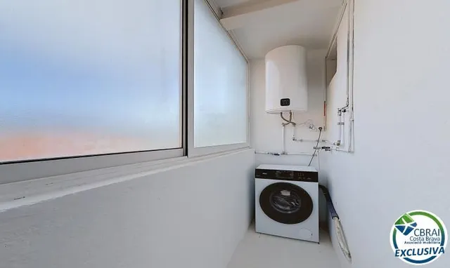 Apartamento 2 dormitorios renovado con terraza en Santa Margarida, Rosas — 15