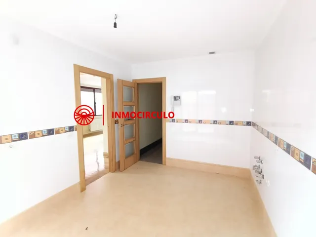 Exclusivo Chalet Pareado Junto al HUBU: Tu Oasis Urbano en Burgos — 10