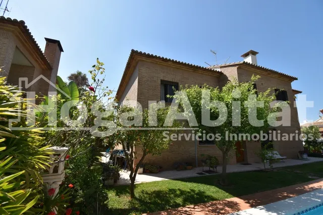 VILLA de 2 alturas con JARDÍN y PISCINA — 16