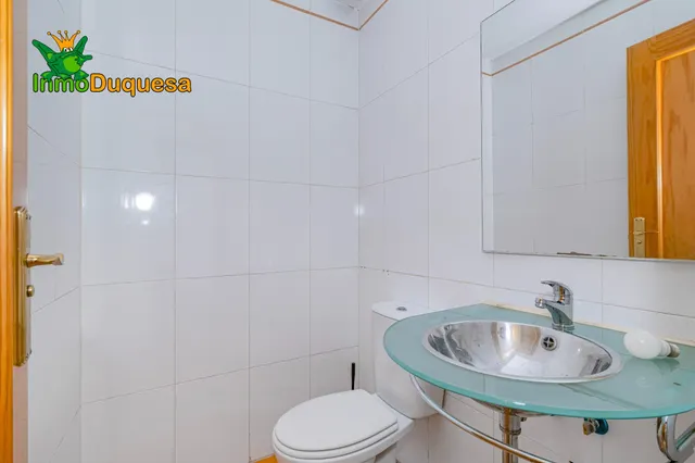 Casa adosada CASI A ESTRENAR en Belicena. Con 4 dormitorios. — 23
