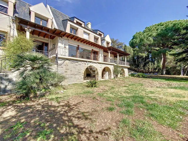 Preciosa casa estilo inglés situada en l’Ametlla del Vallès — 2