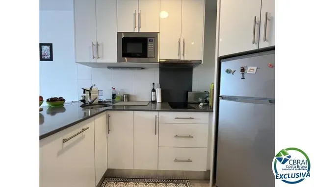 Bonito y moderno piso con vistas al canal y amarre de 2,5 x 5 m en Port Emporda, cerca de la playa y del centro de Empur — 10