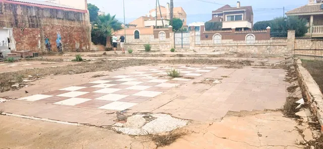 SE ALQUILA PARCELA VALLADA A DOS CALLES DE 3600 MTS2 CON NAVE DE 30O MTS2  EN VISTABELLA  A  10 KMS. DE TORREVIEJA — 14