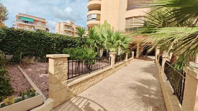 Piso con piscina, garaje y a dos calles de la playa — 29