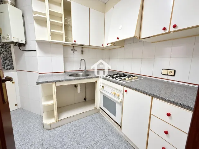 Piso para reformar en venta en Alicante. zona de los ángeles, 2 habitaciones, salón, baño con bañera, 50m2, segunda planta sin ascensor. — 16