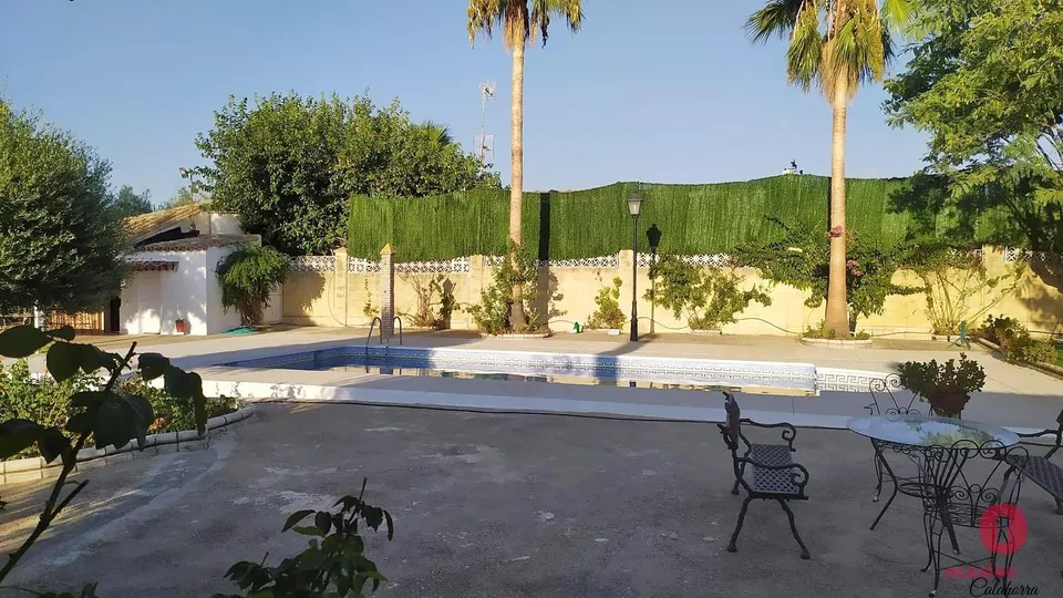 GRAN CASA CON TERRENO EN LOS ALGARBES (LA CARLOTA) - 3.500 METROS ¡HIPOTECABLE!