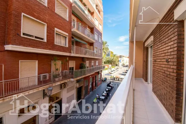 Luz natural y amplitud en este piso esquinero con dos balcones, ascensor y trastero a 100 metros de la playa — 32