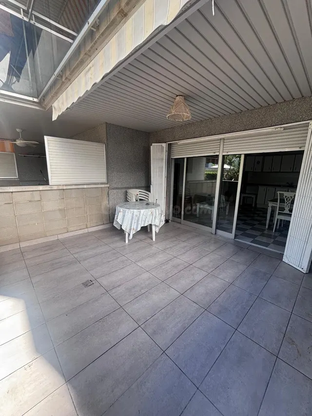 Tu refugio en Salou: bajo con amplia terraza y piscina comun - foto 2