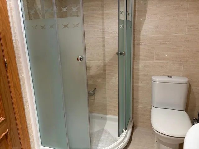Se vende apartametamento seminuevo en el centro de Valencia de Don Juan, amueblado y equipado, cocina, salón, 2 hab., baño, aseo, ascensor, trastero y plaza de garaje — 8