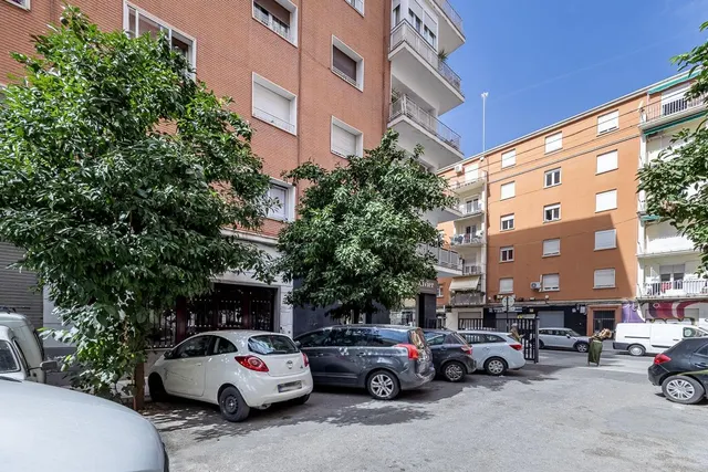 PISO JUNTO A HIPERCOR · ÚLTIMA PLANTA · MUCHA LUZ · ASCENSOR · METRO — 24