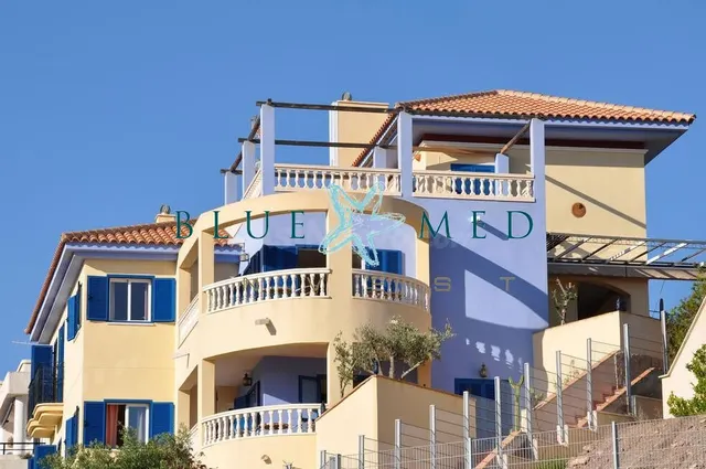 Oportunidad: comprar una enorme villa o un hotel en funciona