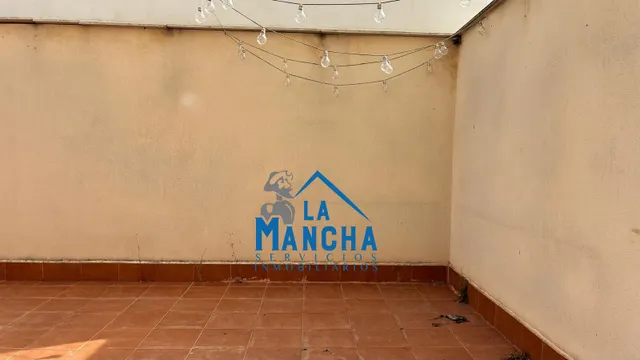 INMOBILIARIA LA MANCHA VENDE ADOSADO EN BARRIO MEDICINA. — 17