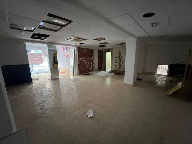 ALQUILER LOCAL COMERCIAL CETRICO  70M2. EN PLAZA ESCULTOR ROQUE LOPEZ — 4