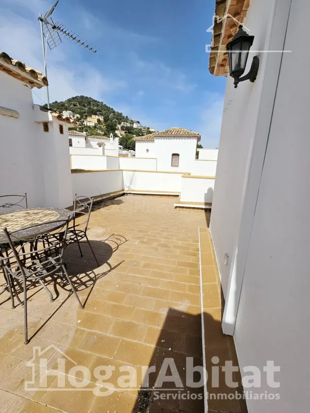 Gran solárium privado y vistas a las piscinas en esta luminosa casa — 4