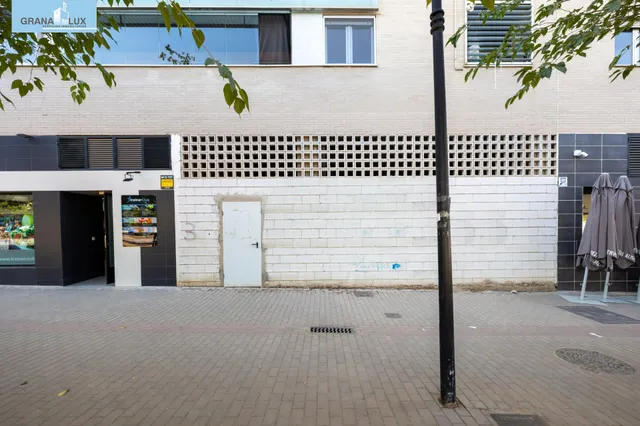 Local comercial en el Campus de la Salud ideal para inversión. — 6