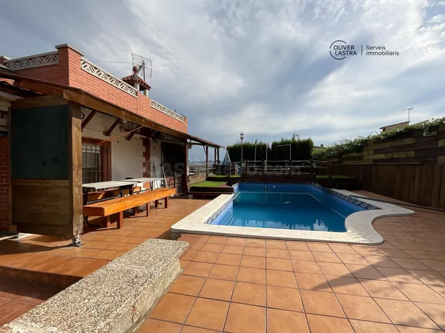 Casa a cuatro vientos con piscina, garaje y un mundo de posi