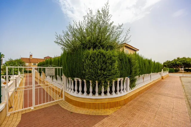 Bungalow de 2 dormitorios y piscina comunitaria en Orihuela Costa — 33
