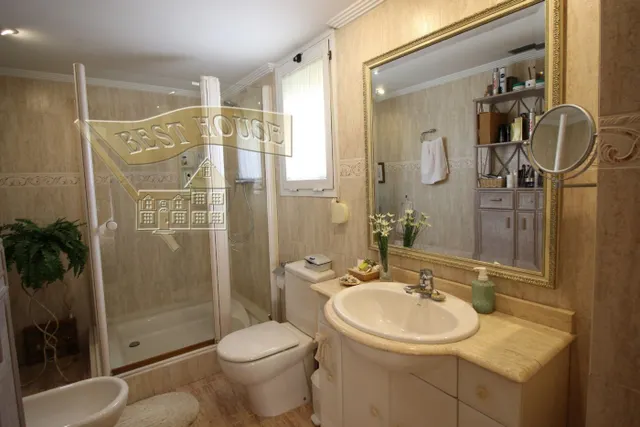 EXCLUSIVO CHALET ESQUINERO EN LA PATACONA — 31
