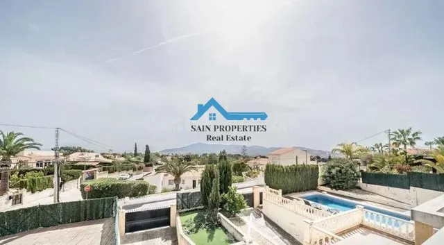 Chalet independiente con piscina privada, grandes terrazas y