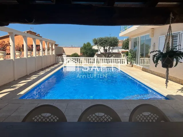 Casa con dos viviendas en venta Mas Fumats Roses