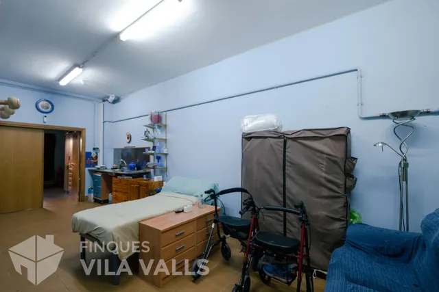 Casa adosada de tres plantas con jardín, terrazas y espacio tipo loft en garaje — 33