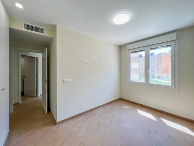Piso de reciente construcción en alquiler en Avda. Ausias March — 23