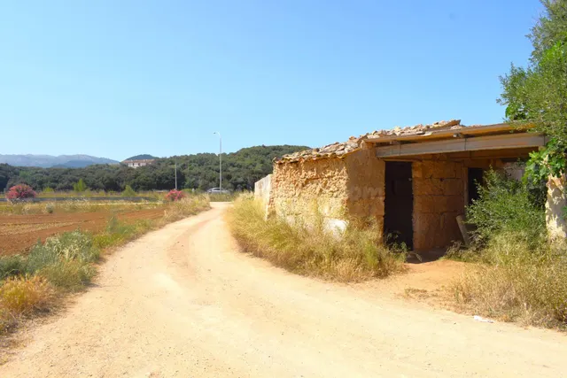 Finca rústica con construcciones, pozo propio y vistas a la  - foto 4