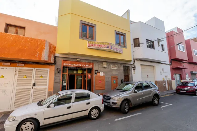 Se vende local comercial en pleno Vecindario  y se traspasa 