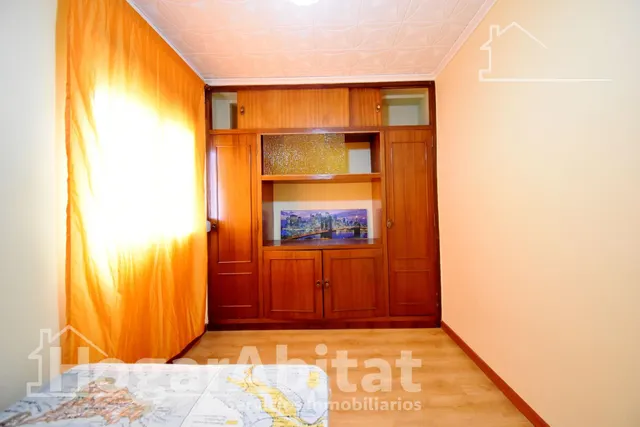 MUY AMPLIO CON 4 DORMITORIOS Y TERRAZA EN EL CENTRO — 22