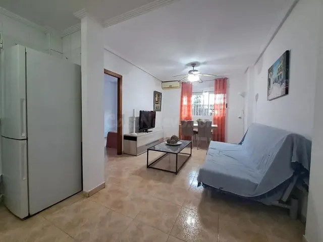 Apartamento acogedor en Torrevieja: 2 dormitorios y patio privado — 3