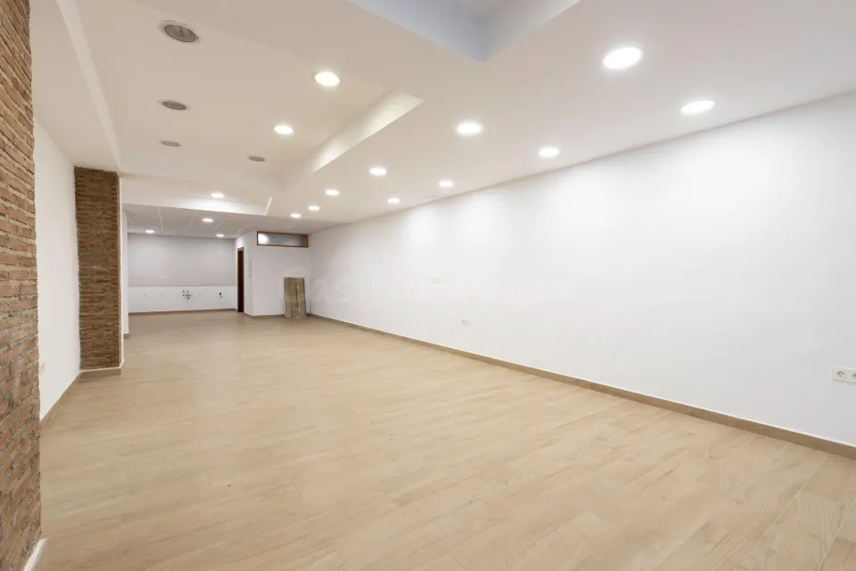 SE VENDE LOCAL TOTALMENTE REFORMADO EN PLENO CENTRO DE GRANADA (ALMONA DE SAN JUAN DE DIOS)