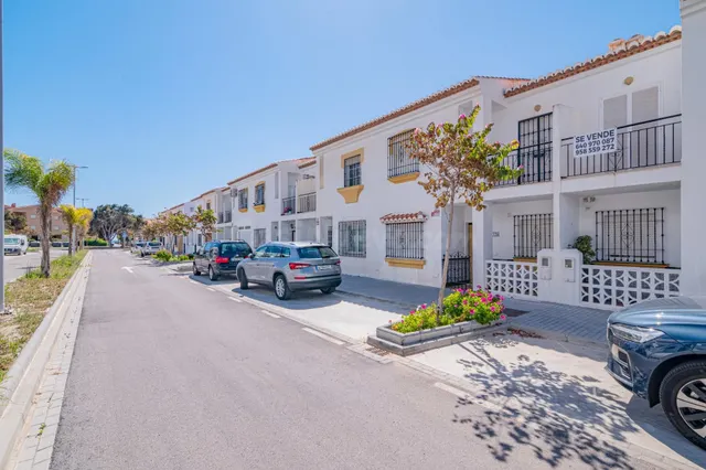 CHALET ADOSADO EN SALOBREÑA PLAYA, URB. PRIVADA CON PISCINA 