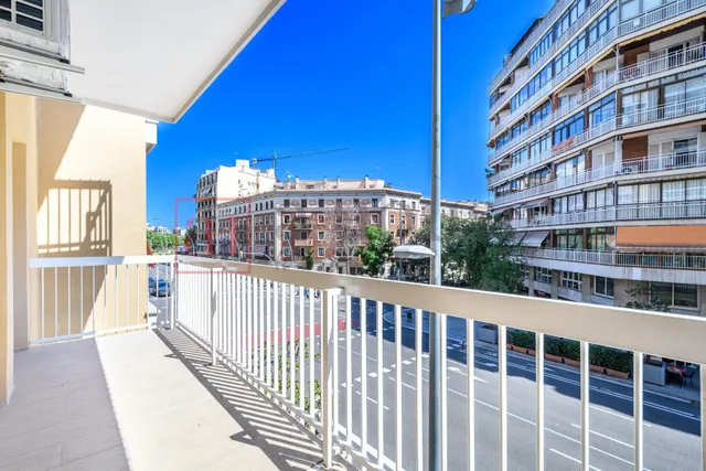 PISO RECIÉN REFORMADO CON GRAN BALCÓN EN L' EIXAMPLE — 5