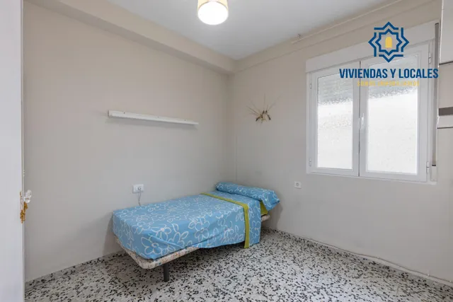 Piso de 3 dormitorios en calle milán, zaidín | muy luminoso y con gran potencial — 16