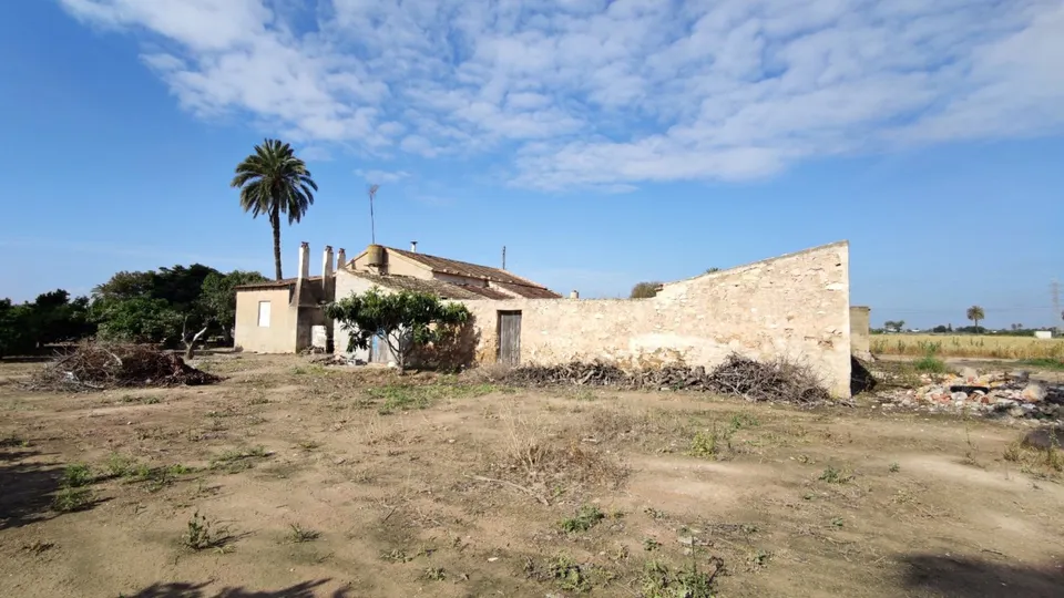SE VENDE CASA DE CAMPO CON 42.000 M2 DE PARCELA.