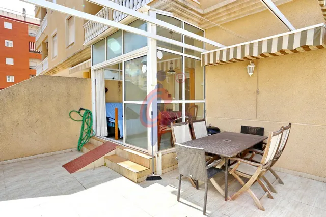 Planta baja en venta en el centro de Guardamar del Segura con gran terraza privada y piscina comunitaria — 8