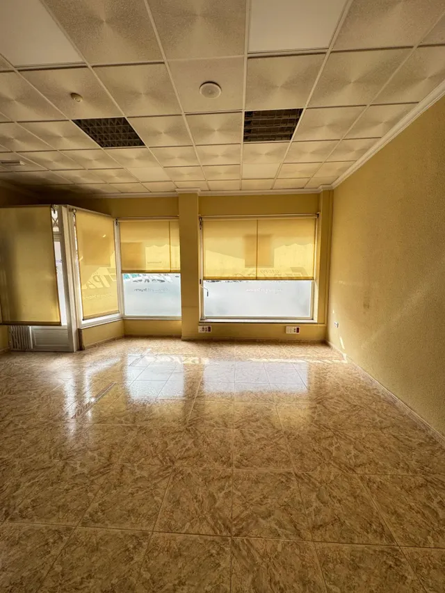Local de 180 m2 en Barrio Peral. — 9