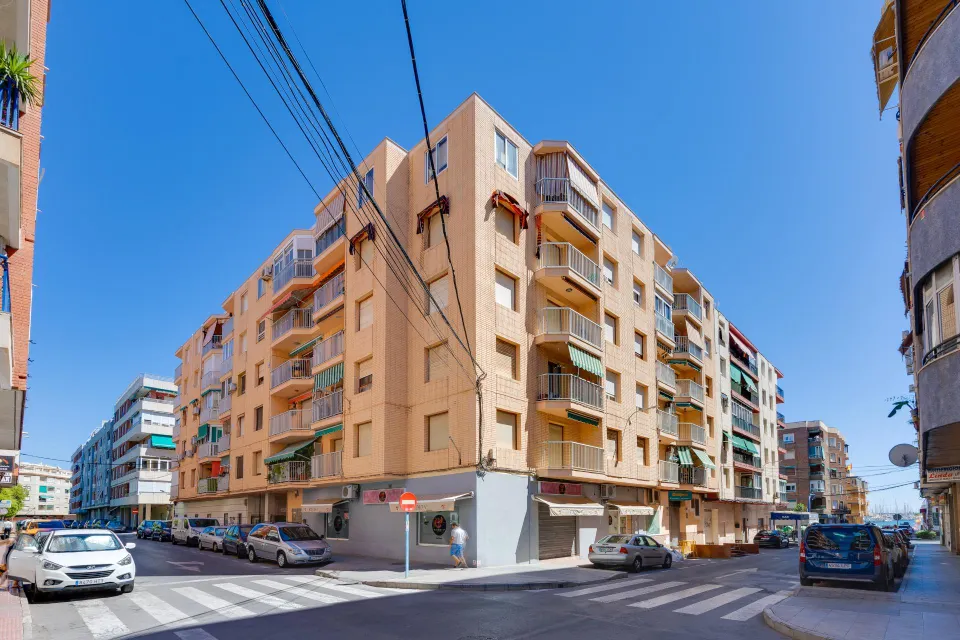 se vende un apartamento de 3 dormitorios y 1 baño en distancia 100 metros hasta el mar y playa en Torrevieja