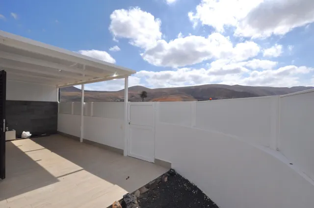 Casa semiadosada en esquina con vistas a los volcanes en Yaiza — 9