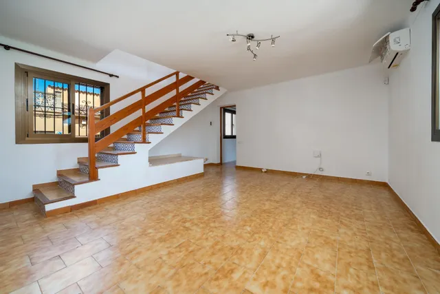 Adosado amplio y luminoso con terraza privada exterior — 7