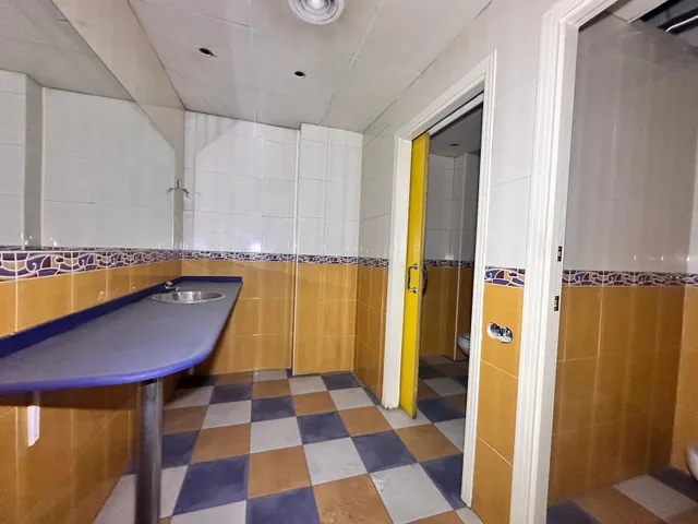 Se vende local comercial en cerdanyola del vallés — 9
