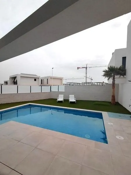 ALTO STANDING - Se vende bonita y amplia VILLA CON SOTANO Y PISCINA PRIVADA, 300 metros de parcela.- — 4